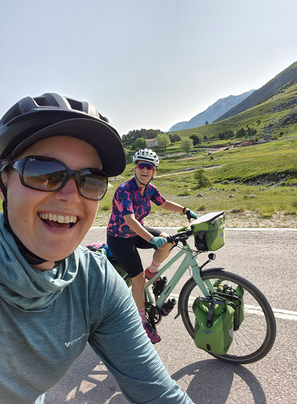 Anni und Esther lächeln in die Kamera