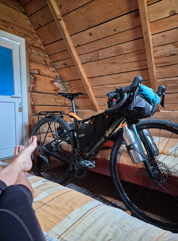 Tiggy (Annis Gravelbike) in kleiner Hütte