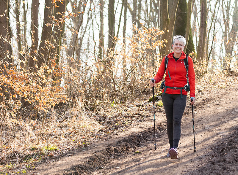 20260327-kleinraus-blog-glaubenssaetze-wandereinsteiger-titel Wandern für Einsteiger am Beispiel einer Frau mit Wanderstöcken