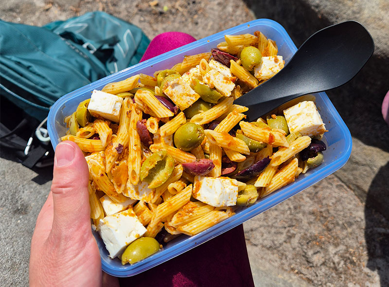 Wanderessen: Tupper mit Nudelsalat und Göffel